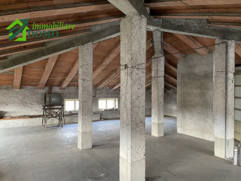 Santorso: comoda a tutti i servizi, casa singola composta da due appartamenti, piu fienile e verd...