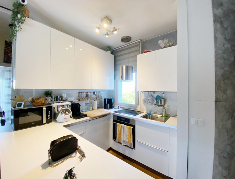 (Per INFO Mara 3481536890) A Jesolo Lido, zona Piazza Milano, siamo a proporre in vendita un inte...