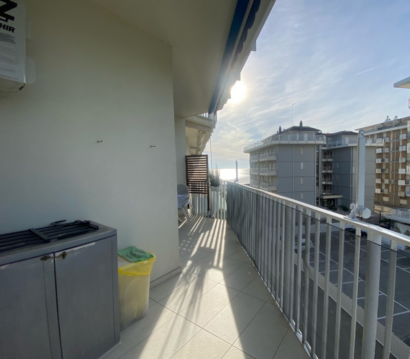 (Per INFO Mara 3481536890) A Jesolo Lido, zona Piazza Milano, siamo a proporre in vendita interes...