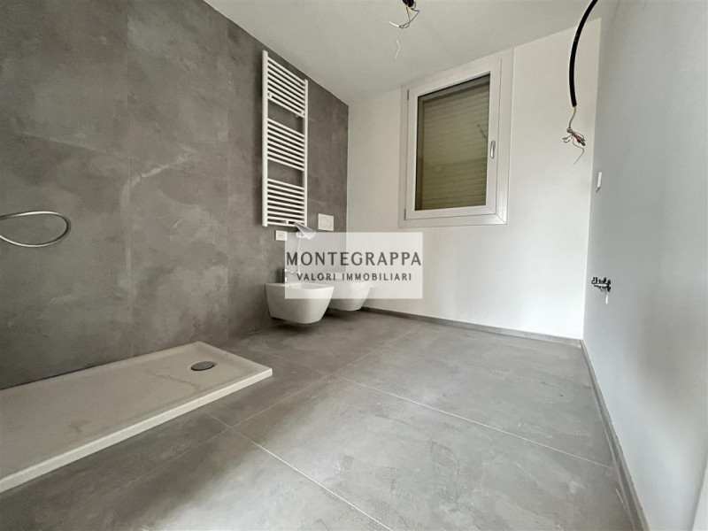 Proponiamo in vendita questo splendido appartamento di nuova costruzione al primo piano di una pi...