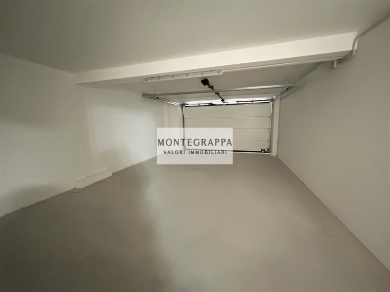 Proponiamo in vendita questo splendido appartamento di nuova costruzione al primo piano di una pi...