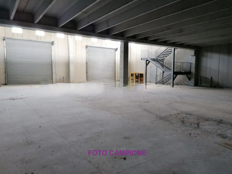 RIF: 125NM - FOSSO'(VE) - PER INFO 340 335 8378 - 0444/310220

Propongo in vendita un capannone d...