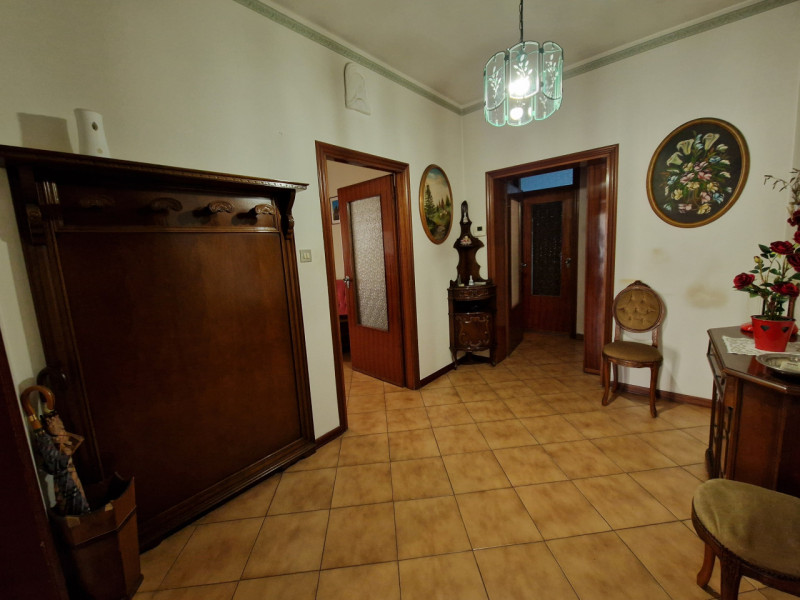 Nel quartiere residenziale e tranquillo di San Carlo, proponiamo in vendita un appartamento quadr...