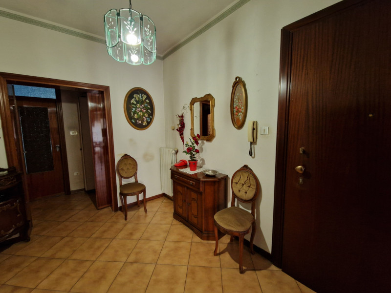 Nel quartiere residenziale e tranquillo di San Carlo, proponiamo in vendita un appartamento quadr...