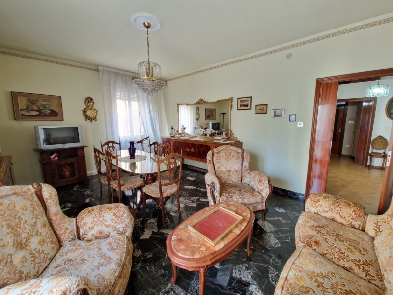 Nel quartiere residenziale e tranquillo di San Carlo, proponiamo in vendita un appartamento quadr...