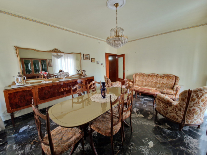 Nel quartiere residenziale e tranquillo di San Carlo, proponiamo in vendita un appartamento quadr...