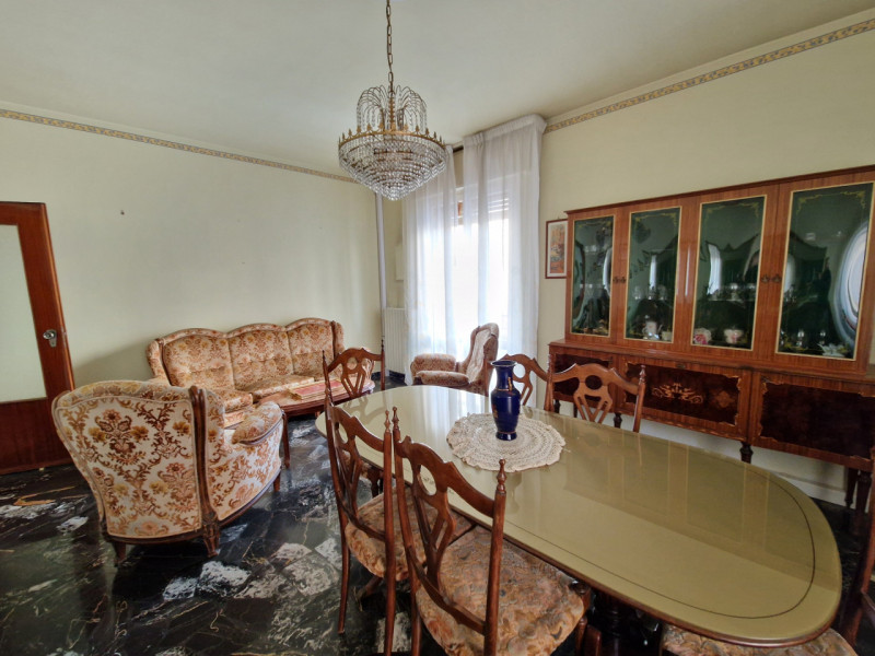 Nel quartiere residenziale e tranquillo di San Carlo, proponiamo in vendita un appartamento quadr...