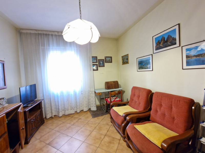 Nel quartiere residenziale e tranquillo di San Carlo, proponiamo in vendita un appartamento quadr...