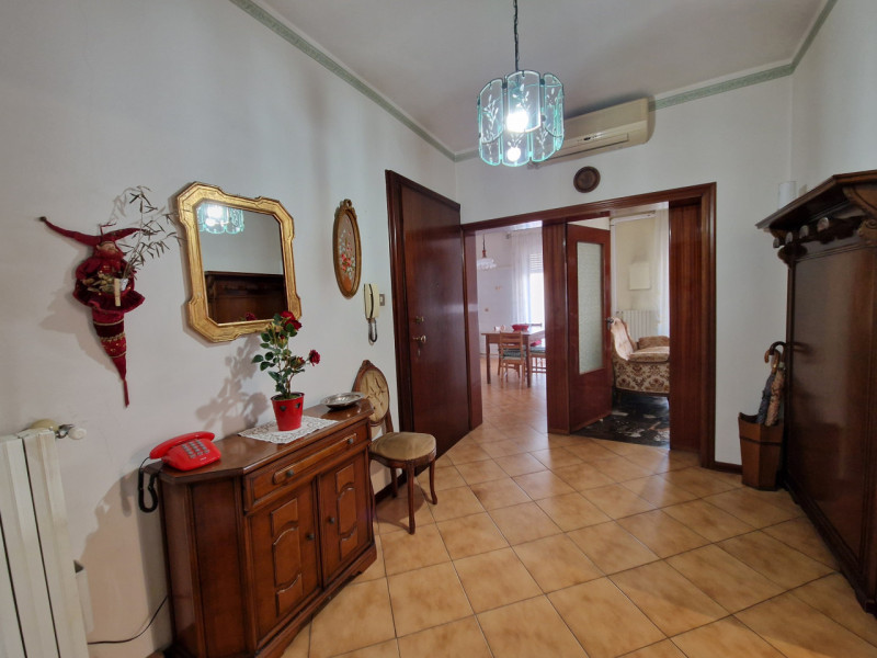 Nel quartiere residenziale e tranquillo di San Carlo, proponiamo in vendita un appartamento quadr...