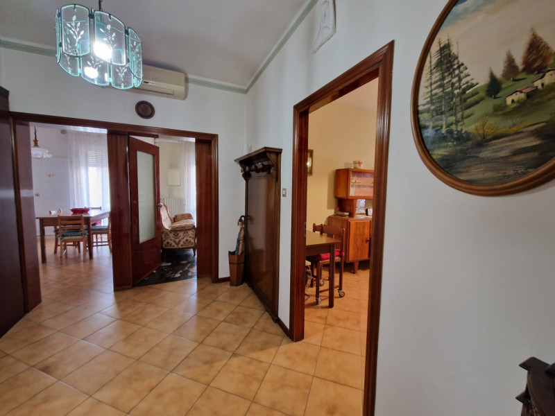 Nel quartiere residenziale e tranquillo di San Carlo, proponiamo in vendita un appartamento quadr...