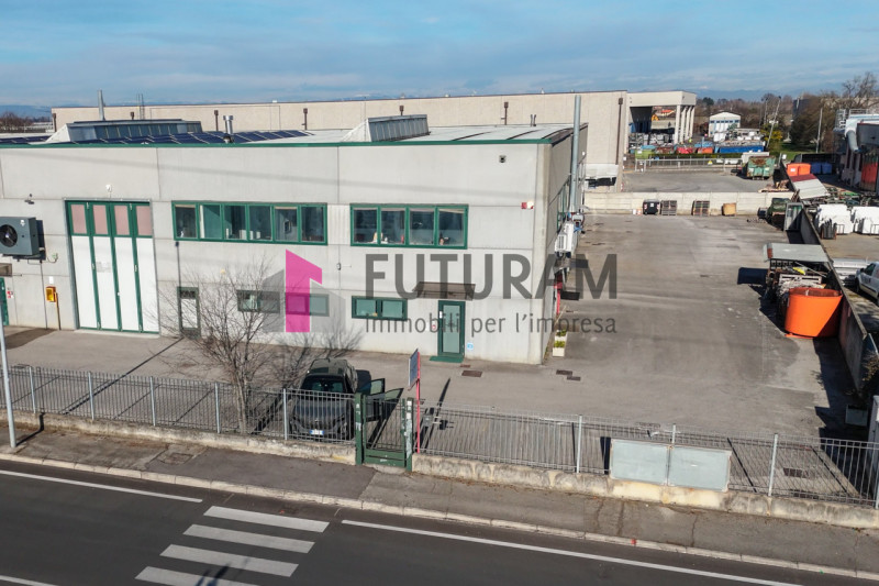 RIF: 125NM - FOSSO'(VE) - PER INFO 340 335 8378 - 0444/310220

Propongo in AFFITTA un capannone d...