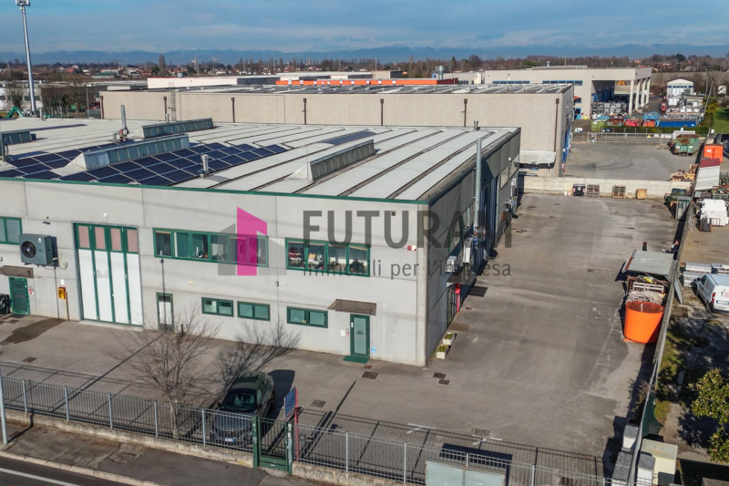 RIF: 125NM - FOSSO'(VE) - PER INFO 340 335 8378 - 0444/310220

Propongo in AFFITTA un capannone d...