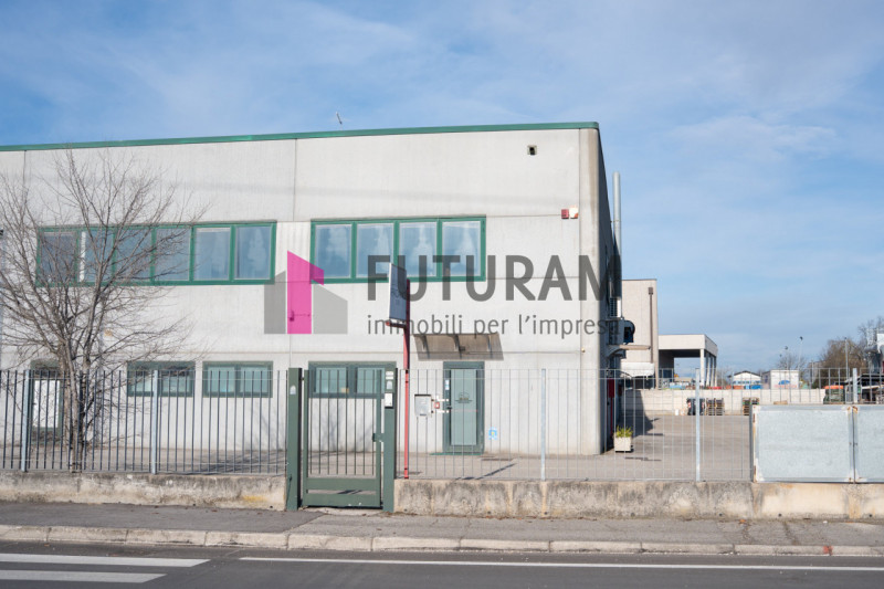 RIF: 125NM - FOSSO'(VE) - PER INFO 340 335 8378 - 0444/310220

Propongo in AFFITTA un capannone d...