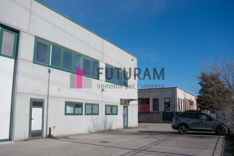 RIF: 125NM - FOSSO'(VE) - PER INFO 340 335 8378 - 0444/310220

Propongo in AFFITTA un capannone d...