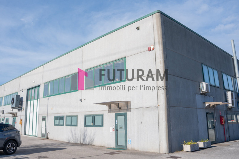 RIF: 125NM - FOSSO'(VE) - PER INFO 340 335 8378 - 0444/310220

Propongo in AFFITTA un capannone d...