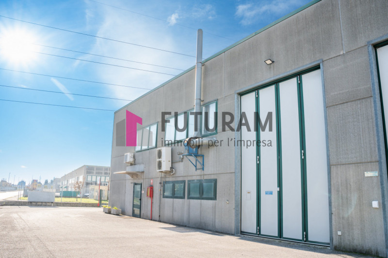 RIF: 125NM - FOSSO'(VE) - PER INFO 340 335 8378 - 0444/310220

Propongo in AFFITTA un capannone d...