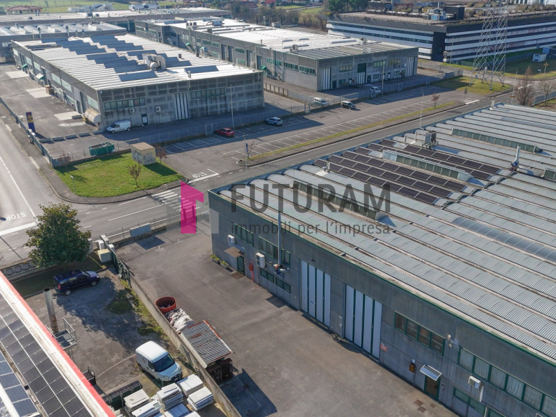 RIF: 125NM - FOSSO'(VE) - PER INFO 340 335 8378 - 0444/310220

Propongo in AFFITTA un capannone d...