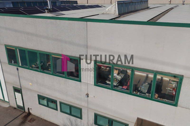 RIF: 125NM - FOSSO'(VE) - PER INFO 340 335 8378 - 0444/310220

Propongo in AFFITTA un capannone d...