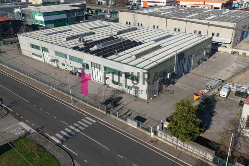 RIF: 125NM - FOSSO'(VE) - PER INFO 340 335 8378 - 0444/310220

Propongo in AFFITTA un capannone d...