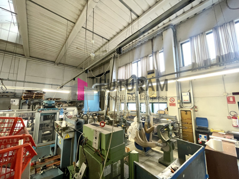 RIF: 125NM - FOSSO'(VE) - PER INFO 340 335 8378 - 0444/310220

Propongo in AFFITTA un capannone d...