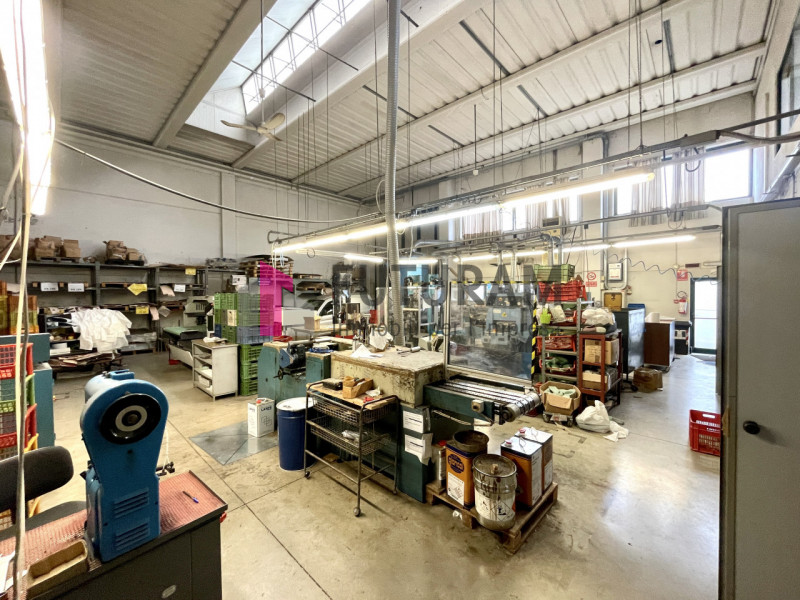 RIF: 125NM - FOSSO'(VE) - PER INFO 340 335 8378 - 0444/310220

Propongo in AFFITTA un capannone d...