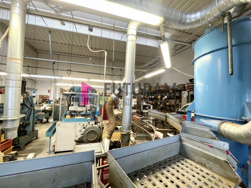 RIF: 125NM - FOSSO'(VE) - PER INFO 340 335 8378 - 0444/310220

Propongo in AFFITTA un capannone d...