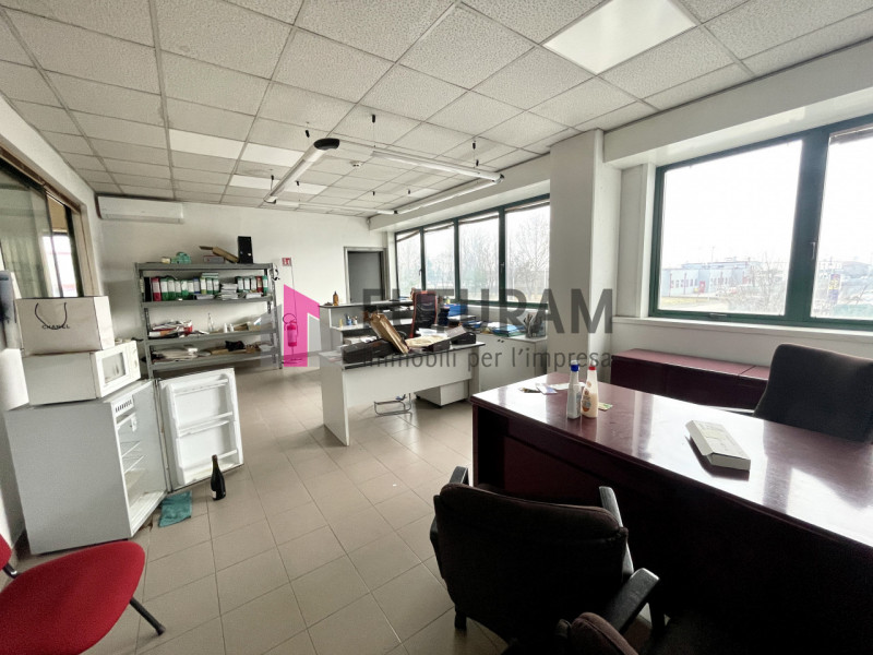 RIF: 125NM - FOSSO'(VE) - PER INFO 340 335 8378 - 0444/310220

Propongo in AFFITTA un capannone d...