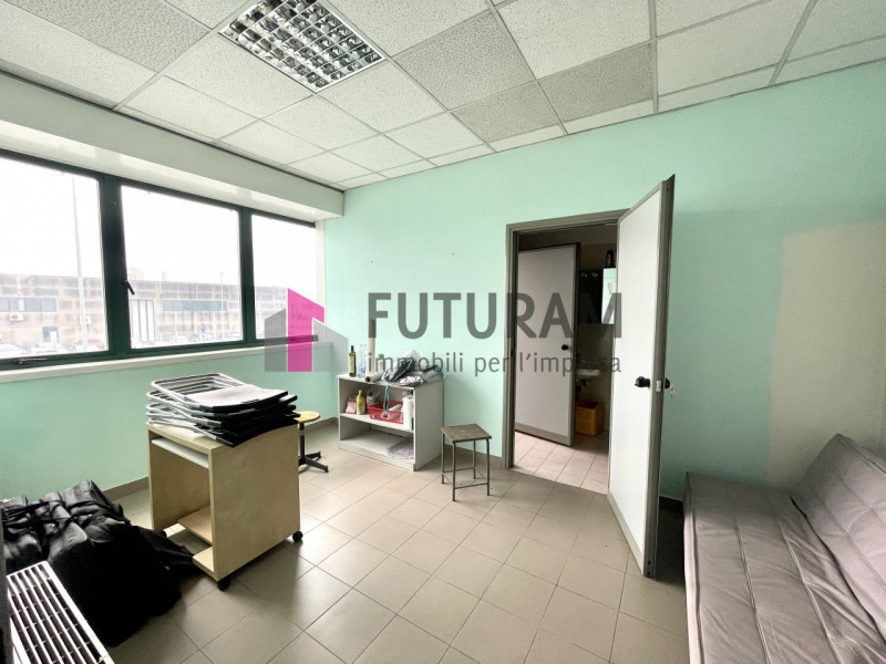 RIF: 125NM - FOSSO'(VE) - PER INFO 340 335 8378 - 0444/310220

Propongo in AFFITTA un capannone d...