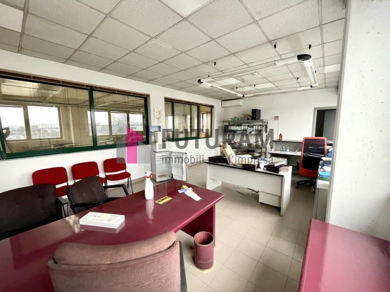 RIF: 125NM - FOSSO'(VE) - PER INFO 340 335 8378 - 0444/310220

Propongo in AFFITTA un capannone d...