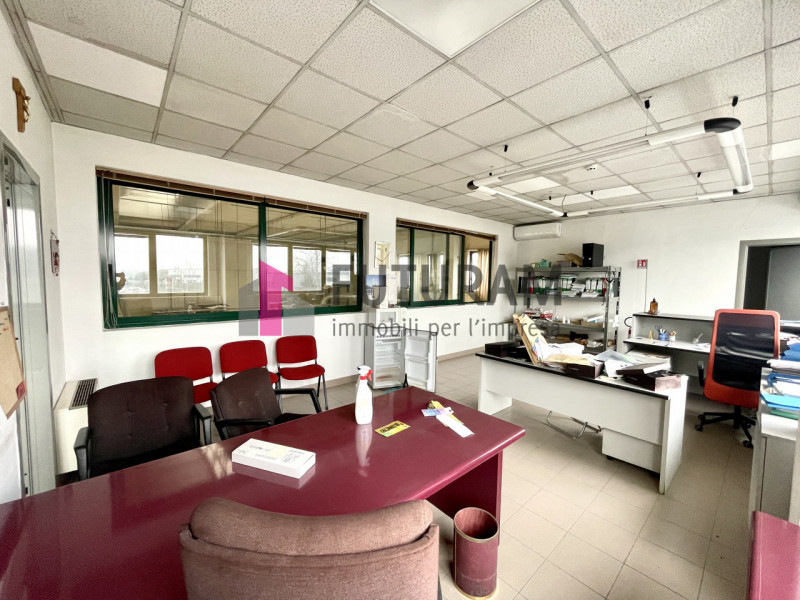 RIF: 125NM - FOSSO'(VE) - PER INFO 340 335 8378 - 0444/310220

Propongo in AFFITTA un capannone d...