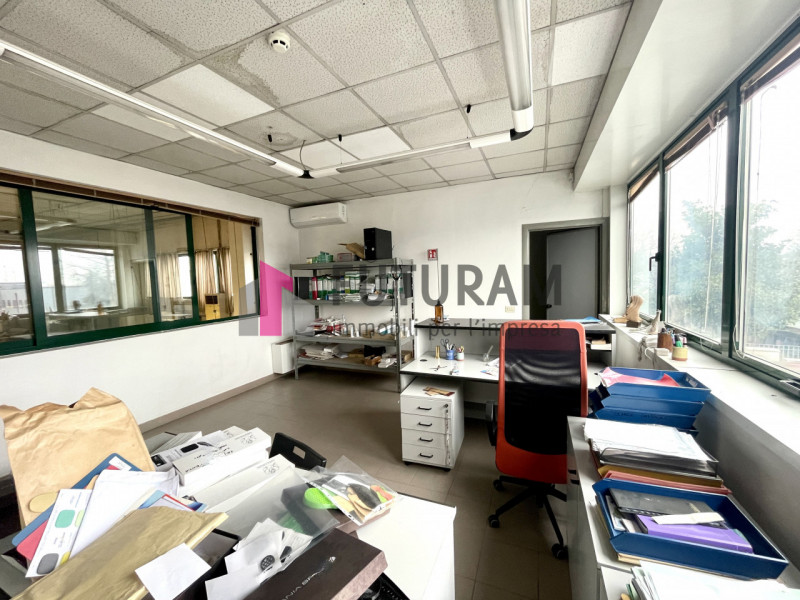 RIF: 125NM - FOSSO'(VE) - PER INFO 340 335 8378 - 0444/310220

Propongo in AFFITTA un capannone d...