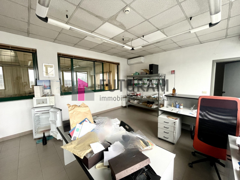 RIF: 125NM - FOSSO'(VE) - PER INFO 340 335 8378 - 0444/310220

Propongo in AFFITTA un capannone d...