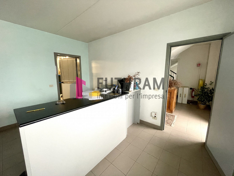 RIF: 125NM - FOSSO'(VE) - PER INFO 340 335 8378 - 0444/310220

Propongo in AFFITTA un capannone d...