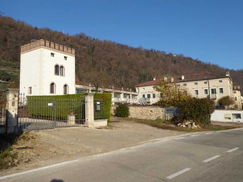 In una delle località più suggestive di Arcugnano, precisamente nella storica zona di Fimon, vi p...