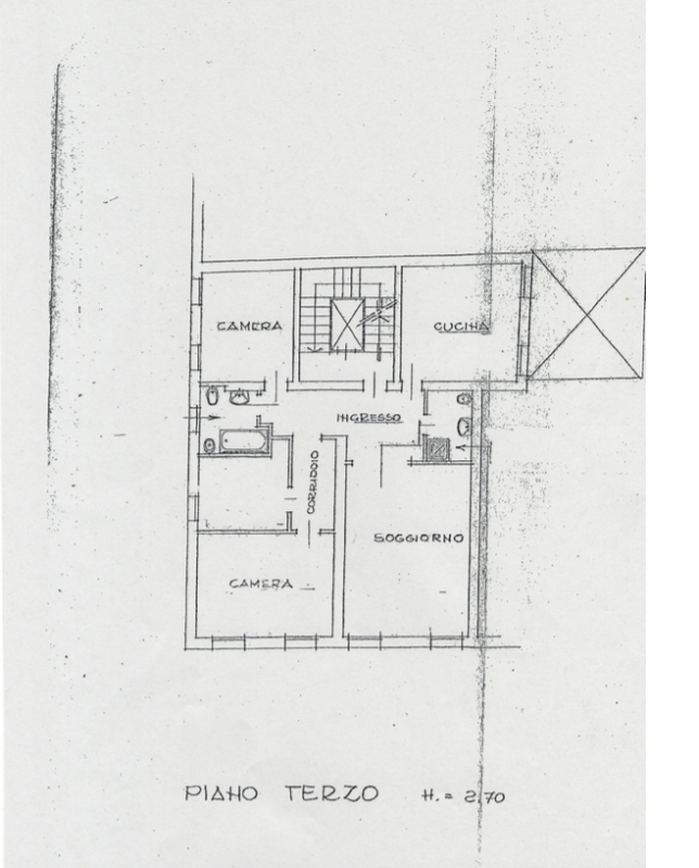 Scopri questo affascinante appartamento libero in vendita, situato nel prestigioso centro storico...