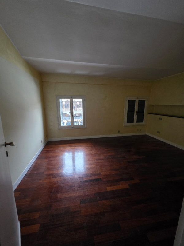 Scopri questo affascinante appartamento libero in vendita, situato nel prestigioso centro storico...