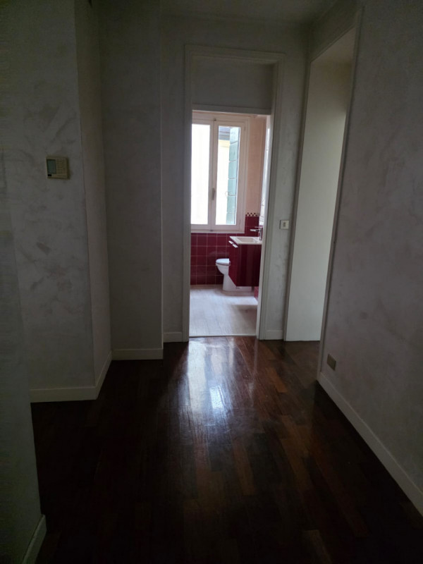 Scopri questo affascinante appartamento libero in vendita, situato nel prestigioso centro storico...