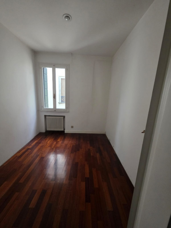 Scopri questo affascinante appartamento libero in vendita, situato nel prestigioso centro storico...