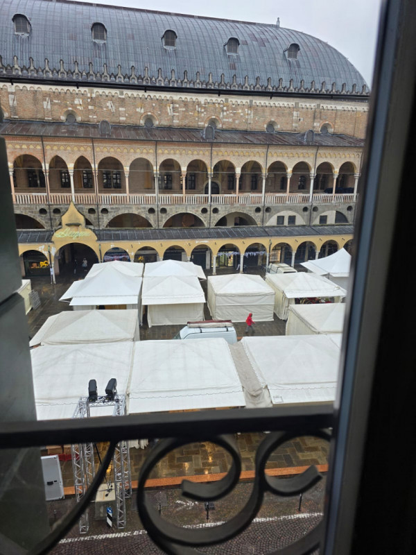 Scopri questo affascinante appartamento libero in vendita, situato nel prestigioso centro storico...