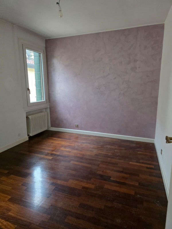 Scopri questo affascinante appartamento libero in vendita, situato nel prestigioso centro storico...