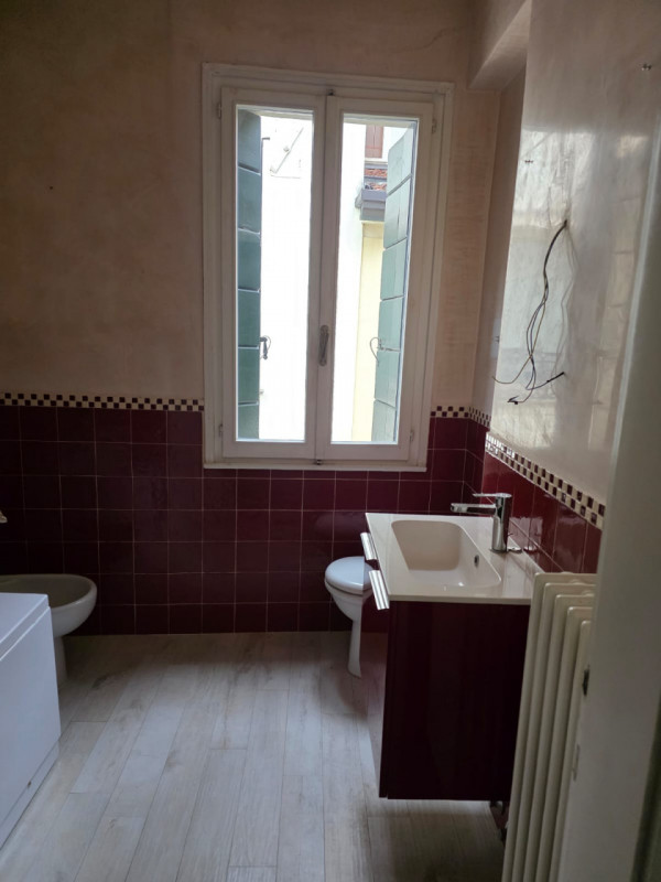 Scopri questo affascinante appartamento libero in vendita, situato nel prestigioso centro storico...