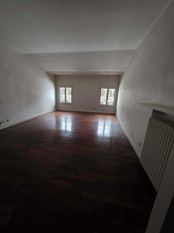 Scopri questo affascinante appartamento libero in vendita, situato nel prestigioso centro storico...