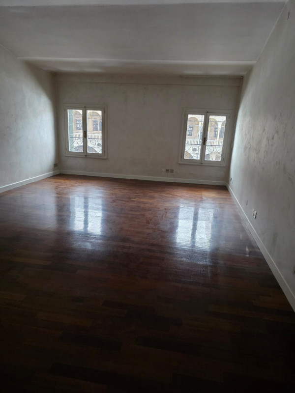 Scopri questo affascinante appartamento libero in vendita, situato nel prestigioso centro storico...