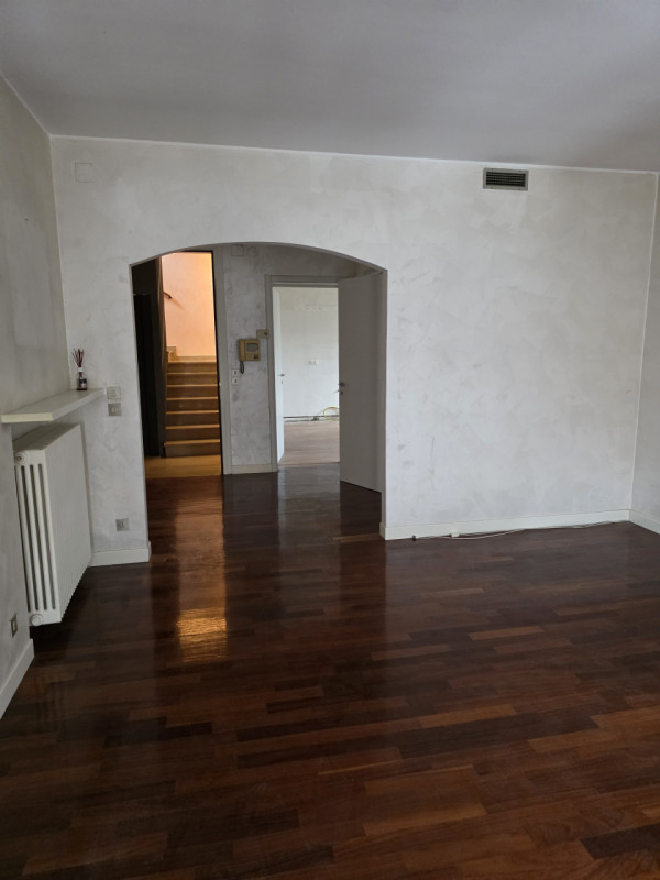 Scopri questo affascinante appartamento libero in vendita, situato nel prestigioso centro storico...