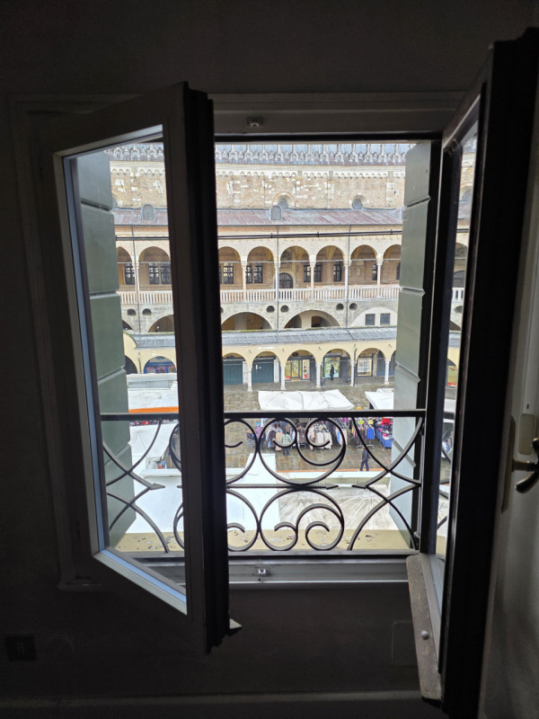 Scopri questo affascinante appartamento libero in vendita, situato nel prestigioso centro storico...