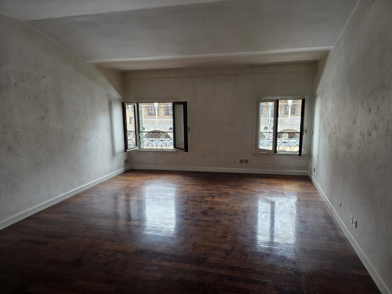 Scopri questo affascinante appartamento libero in vendita, situato nel prestigioso centro storico...