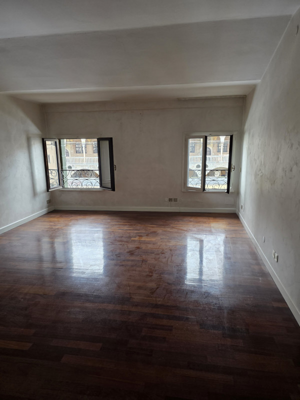 Scopri questo affascinante appartamento libero in vendita, situato nel prestigioso centro storico...