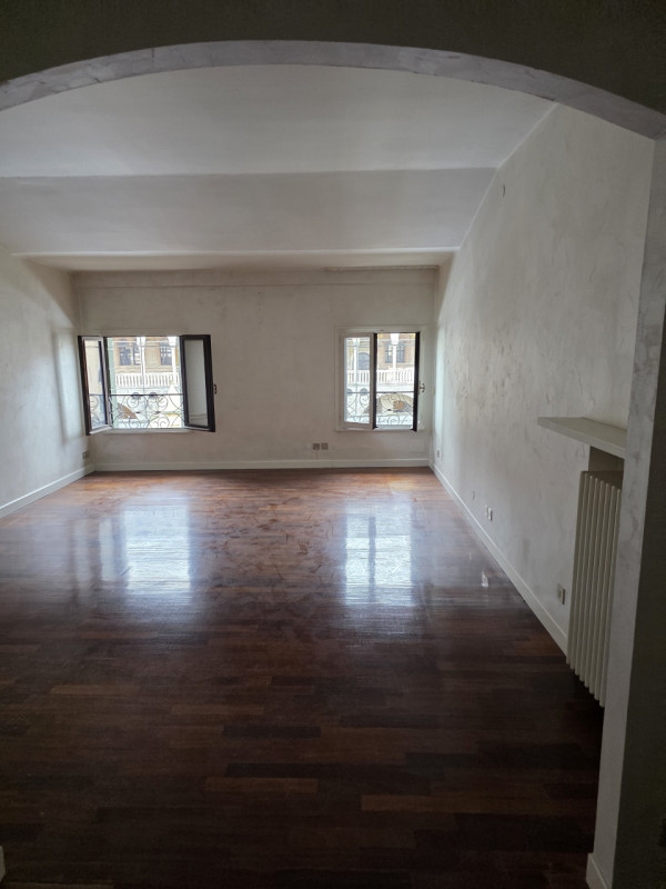 Scopri questo affascinante appartamento libero in vendita, situato nel prestigioso centro storico...