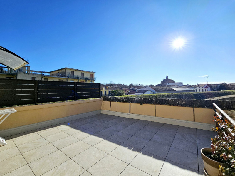 Comodo al centro di Monselice, proponiamo in affitto moderno appartamento completamente ristruttu...