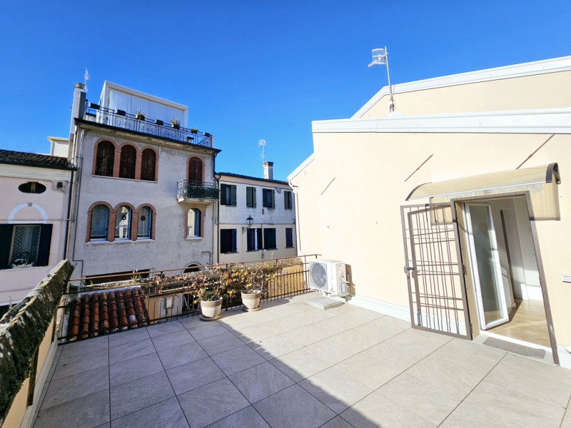 Comodo al centro di Monselice, proponiamo in affitto moderno appartamento completamente ristruttu...